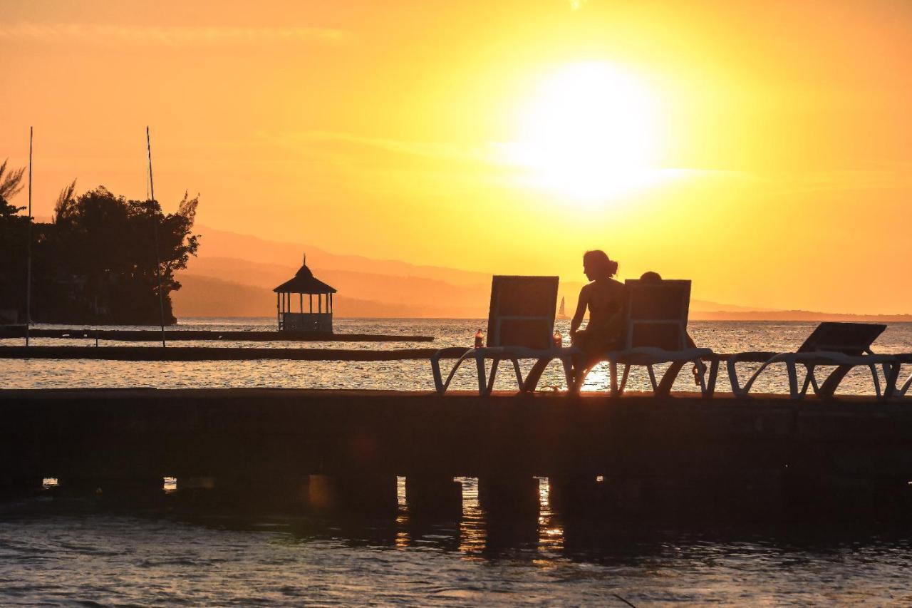 Beach Front Hotel Ocho Rios Exterior foto